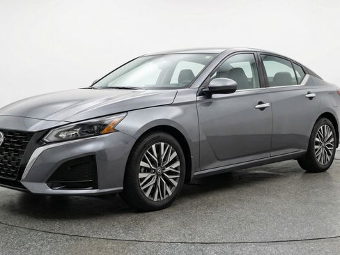 Used 2025 Nissan Altima 2.5 SV image 3