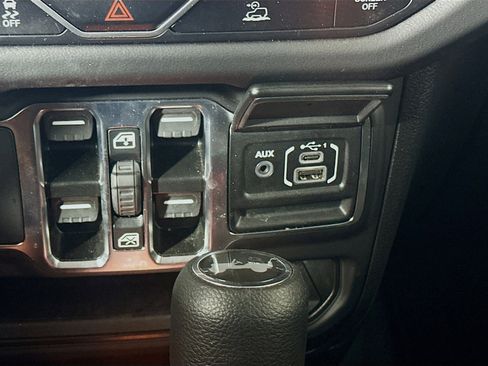 Used 2025 Jeep Wrangler Sahara image 24