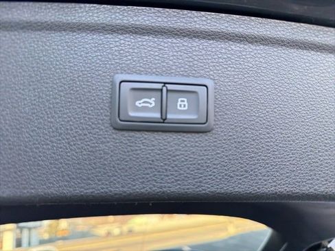 Used 2022 Audi Q5 e Premium w/ Convenience Package image 9