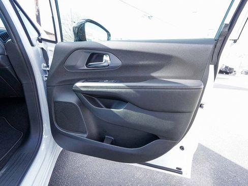 New 2026 Chrysler Pacifica Select image 13