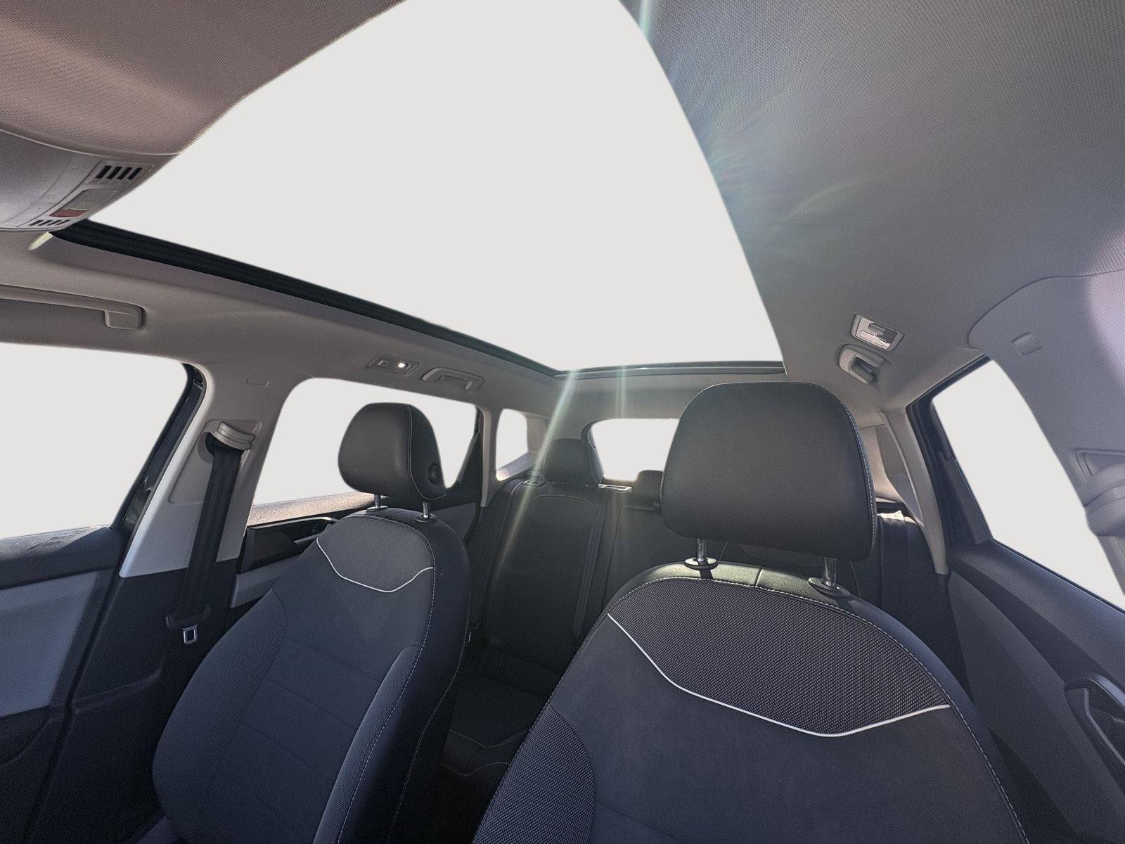 Used 2023 Volkswagen Taos SE w/ Panoramic Sunroof Package AWD/4WD image 5
