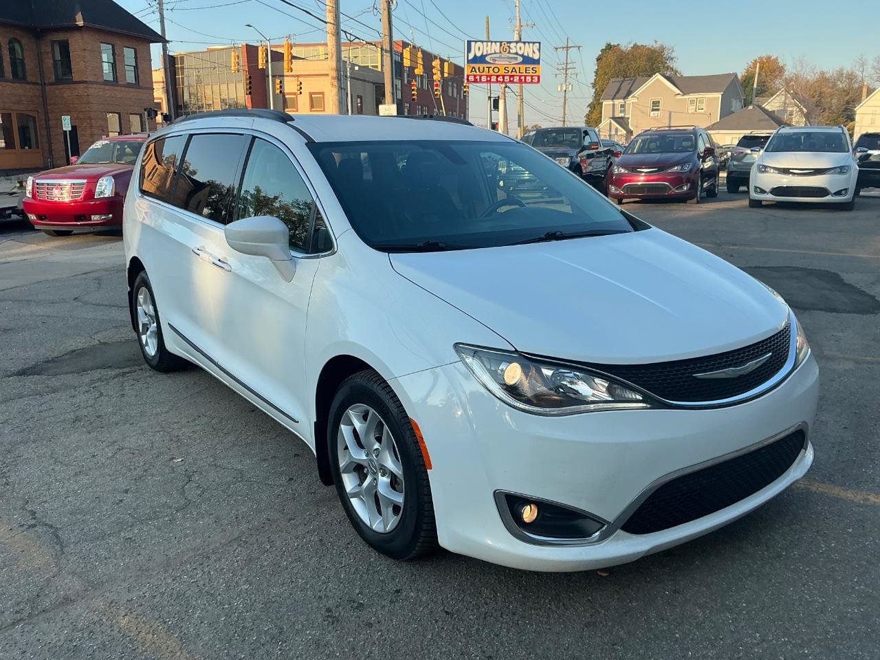 Used 2017 Chrysler Pacifica Touring-L w/ Tire & Wheel Group FWD image 2