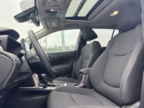 Used 2022 Toyota Corolla Cross LE w/ Moonroof Package image 13