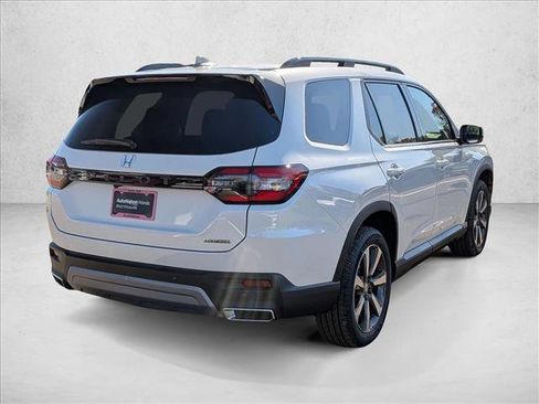 New 2025 Honda Pilot Touring image 2