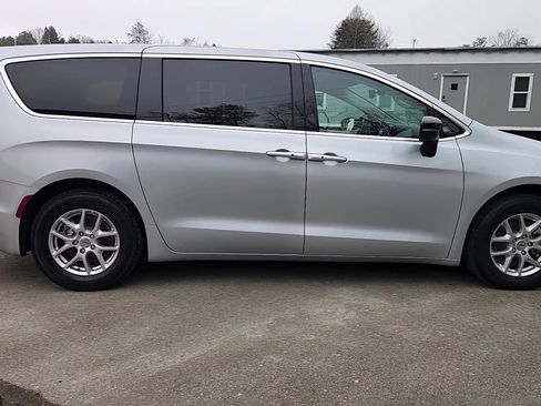 Used 2024 Chrysler Pacifica Touring-L image 18