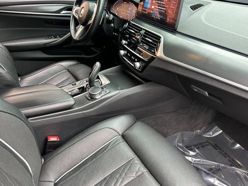 Used 2022 BMW 530e w/ Premium Package image 33