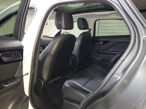Used 2018 Jaguar F-PACE image 32