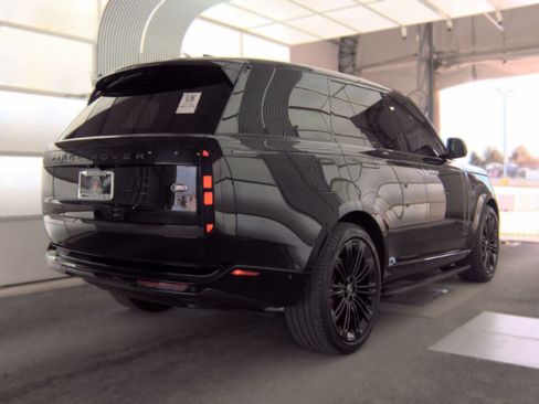Used 2023 Land Rover Range Rover SE AWD/4WD image 3