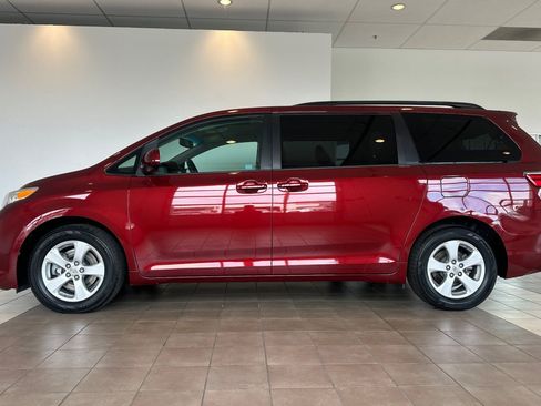 Certified 2016 Toyota Sienna LE image 7