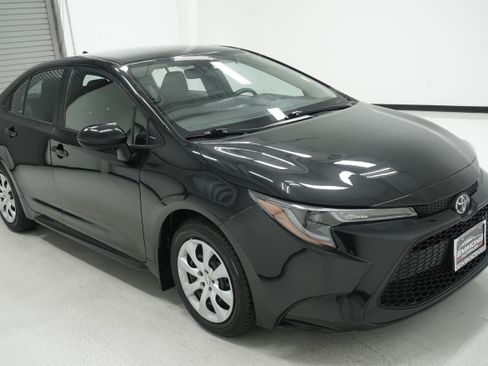 Used 2022 Toyota Corolla LE FWD image 3