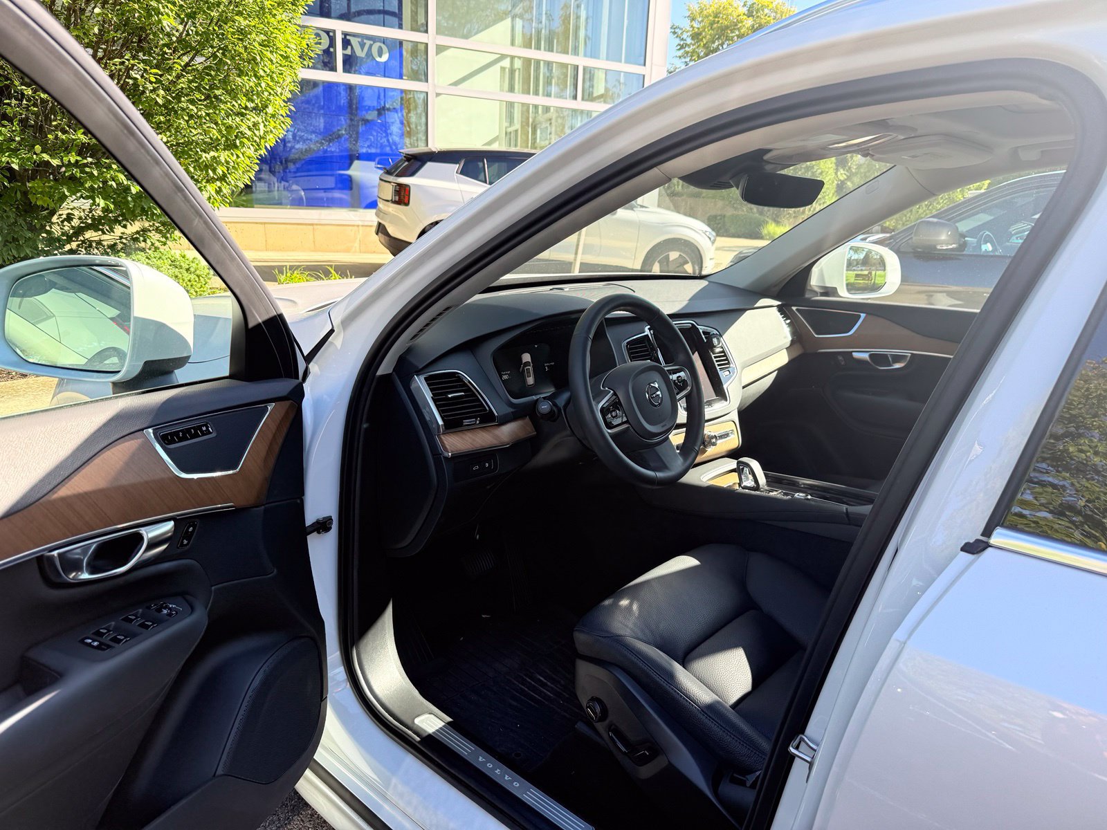 Used 2025 Volvo XC90 T8 Plus w/ Protection Package Premier AWD/4WD image 16