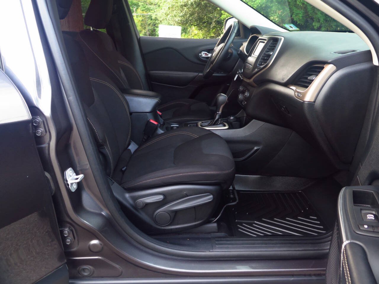 Used 2016 Jeep Cherokee Latitude AWD/4WD image 17