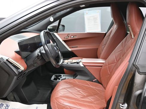 Used 2023 BMW iX xDrive50 w/ Premium Package AWD/4WD image 17