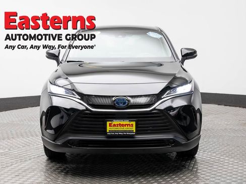 Used 2022 Toyota Venza LE image 2