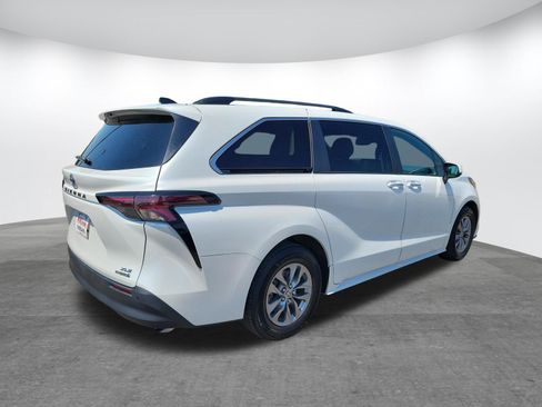 Certified 2023 Toyota Sienna XLE FWD image 5