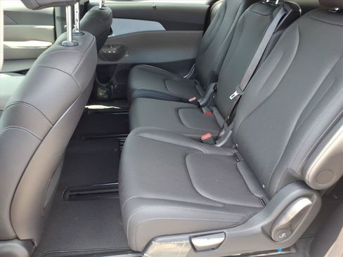 New 2026 Kia Carnival EX FWD image 12
