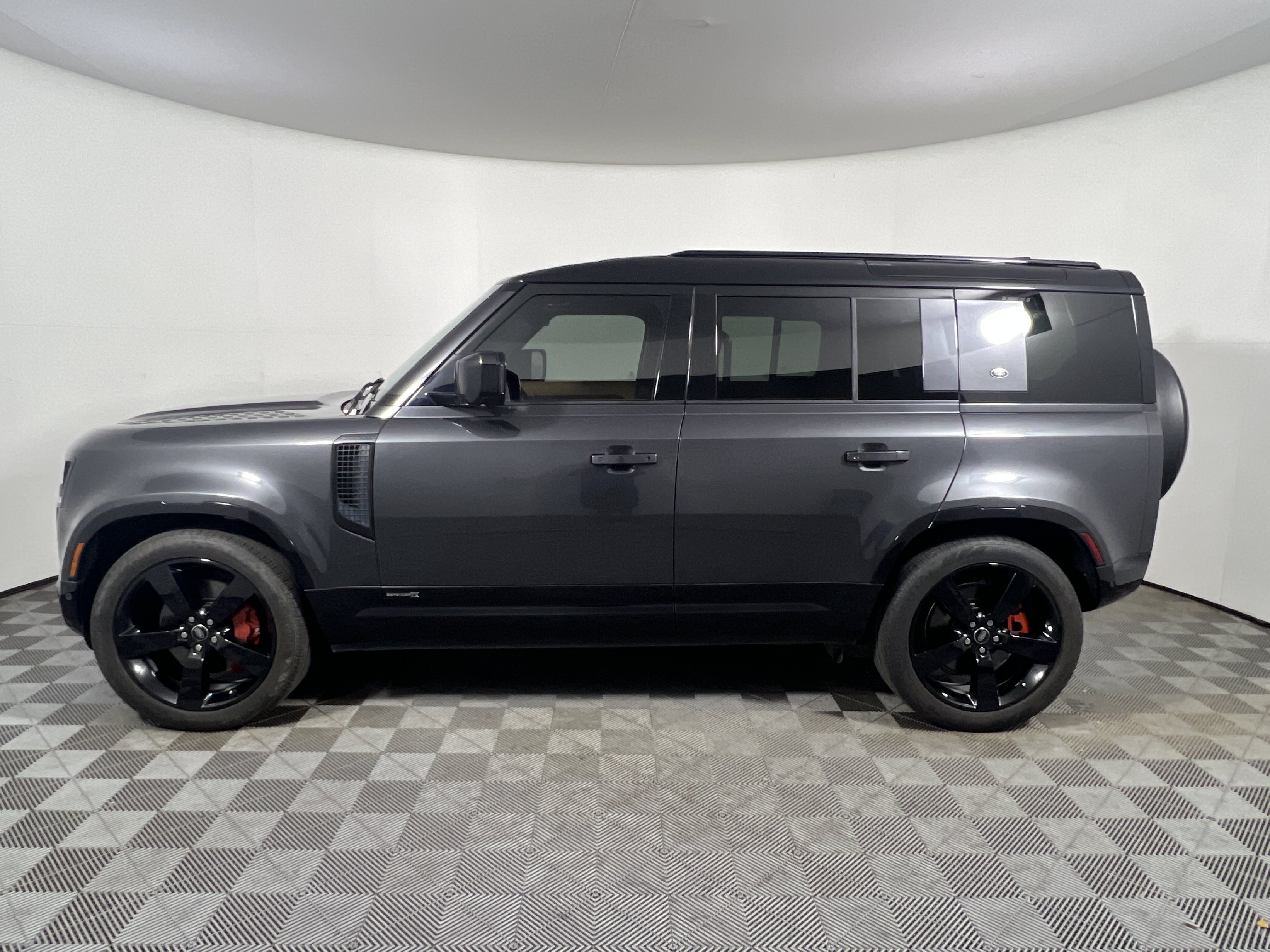 Used 2023 Land Rover Defender 110 X AWD/4WD image 2