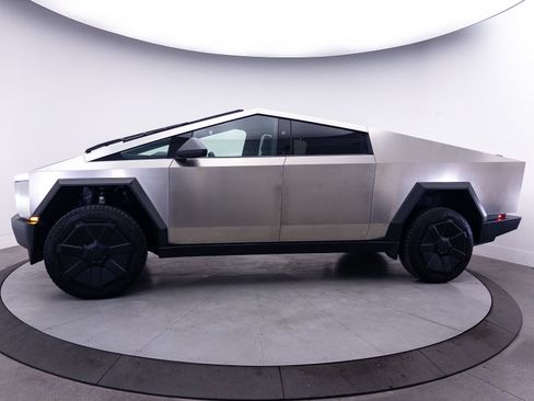 Used 2024 Tesla Cybertruck AWD Crew Cab image 40