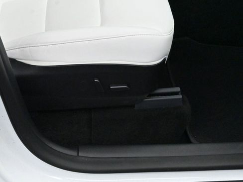 Used 2021 Tesla Model Y Long Range image 25