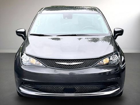 Used 2023 Chrysler Voyager LX FWD image 2