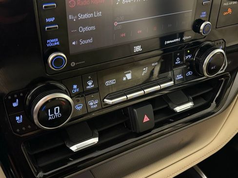 Used 2021 Toyota Highlander Limited image 31