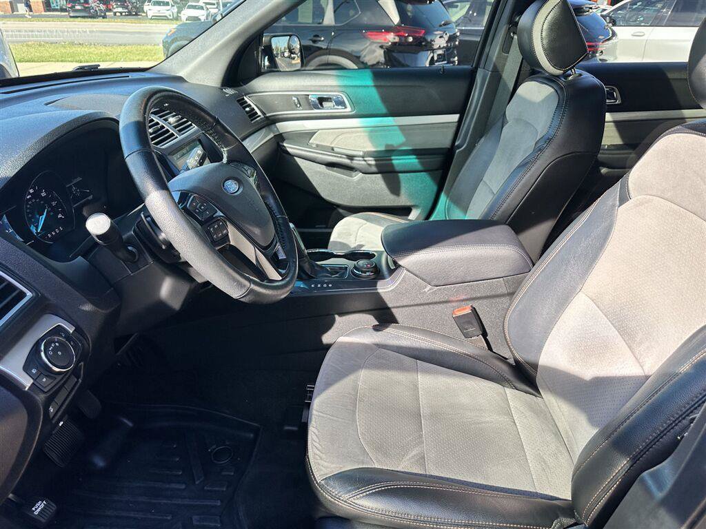 Used 2017 Ford Explorer XLT w/ Equipment Group 202A AWD/4WD image 20