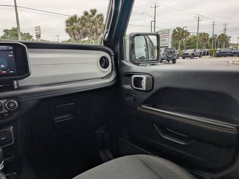 Used 2025 Jeep Wrangler Unlimited Sahara AWD/4WD image 17
