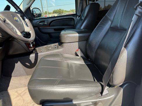 Used 2011 Chevrolet Suburban LT image 12