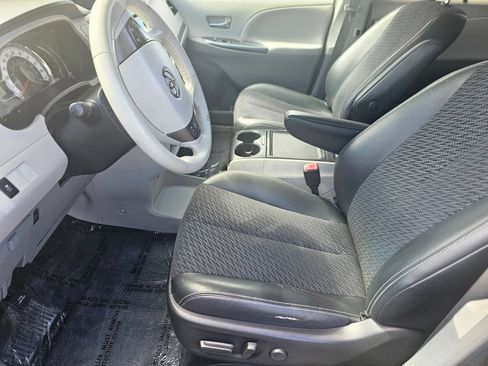 Used 2012 Toyota Sienna SE FWD image 7