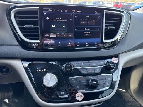 Used 2024 Chrysler Pacifica Touring-L FWD image 29