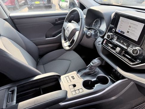 Used 2023 Toyota Highlander LE AWD/4WD image 17