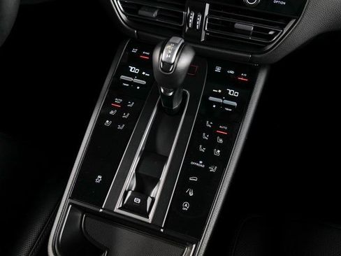 Certified 2026 Porsche Macan AWD/4WD image 16