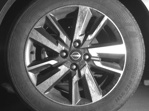 Used 2025 Nissan Versa SV FWD image 12