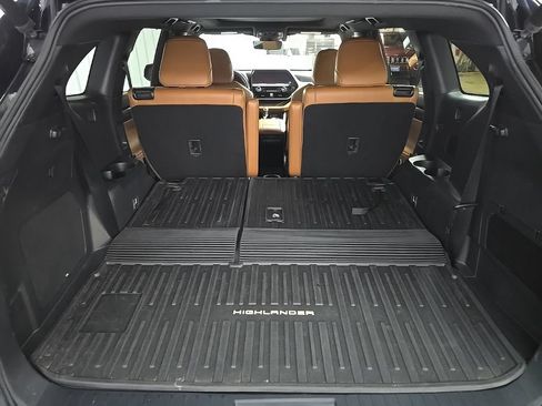 Used 2023 Toyota Highlander Platinum AWD/4WD image 12