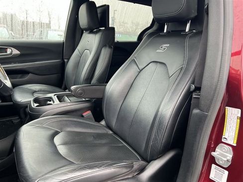 Used 2020 Chrysler Pacifica Touring-L image 16