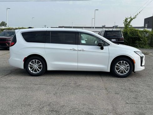 New 2027 Chrysler Pacifica Select FWD image 2
