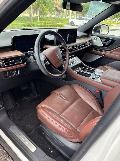 Used 2025 Lincoln Aviator Reserve w/ Luxury Package RWD image 3