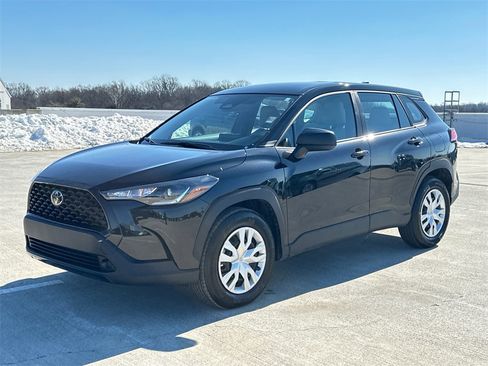 Certified 2025 Toyota Corolla Cross L image 2