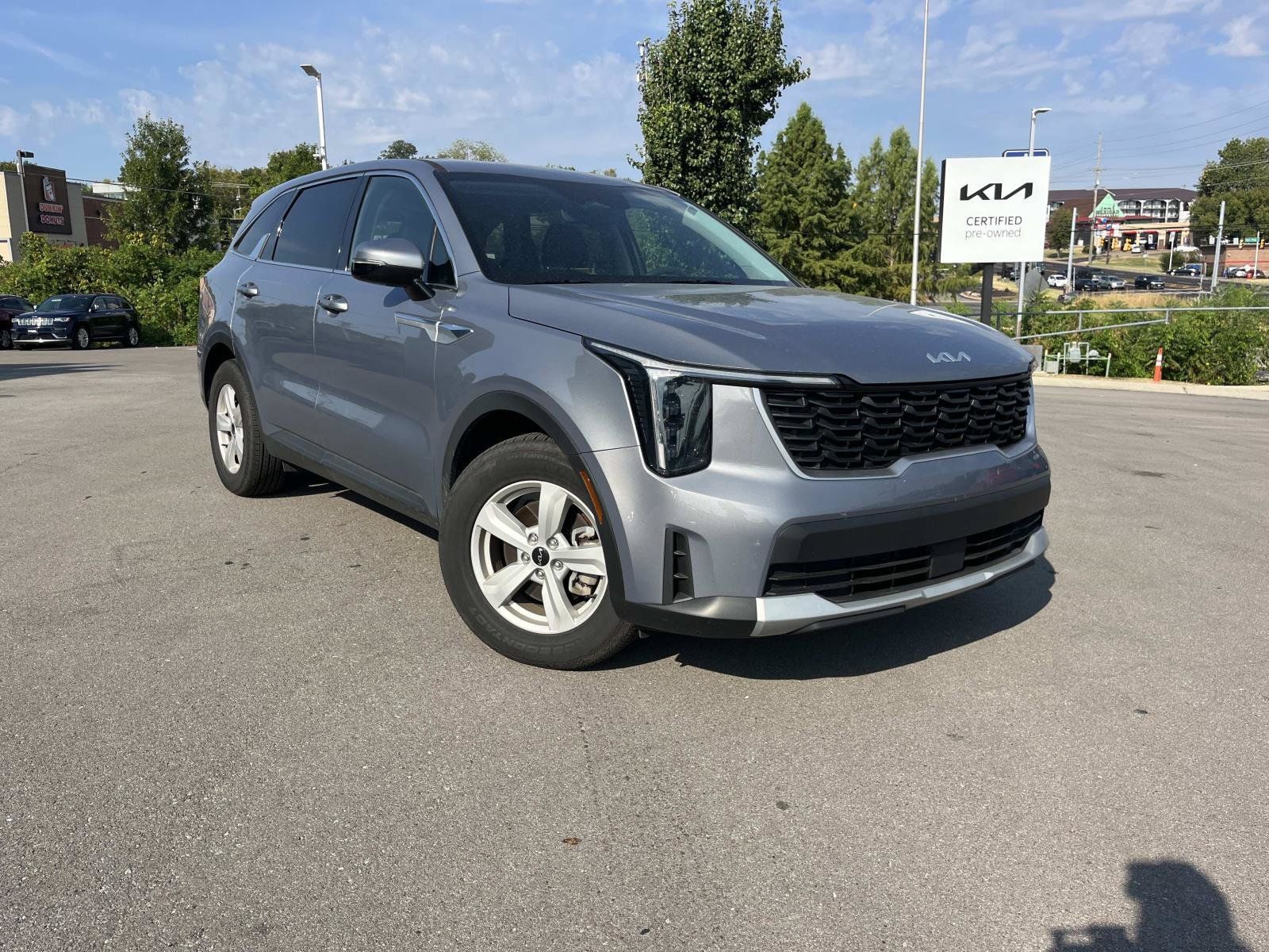 Used 2025 Kia Sorento LX FWD image 1