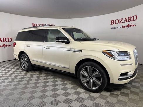 Used 2018 Lincoln Navigator Select w/ Technology Package RWD image 16