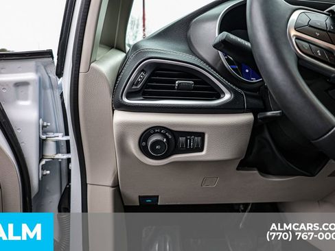 Used 2024 Chrysler Pacifica Select image 28