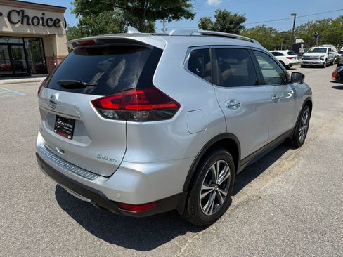 Used 2019 Nissan Rogue SV w/ Premium Package AWD/4WD image 8