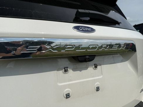 Used 2022 Ford Explorer XLT w/ Equipment Group 202A AWD/4WD image 16