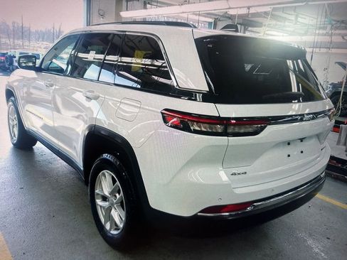 Used 2023 Jeep Grand Cherokee Laredo w/ Luxury Tech Group I image 3