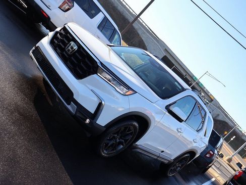 New 2025 Honda Pilot Touring image 3