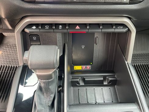 Used 2025 Toyota Tundra Limited AWD/4WD image 22