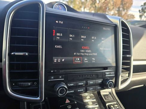 Used 2018 Porsche Cayenne Platinum Edition image 29