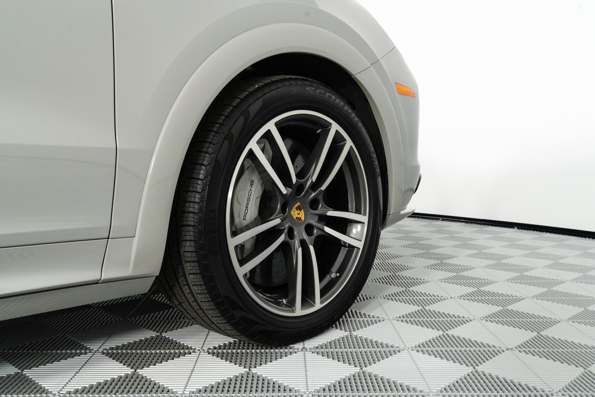 Used 2022 Porsche Cayenne Turbo AWD/4WD image 25