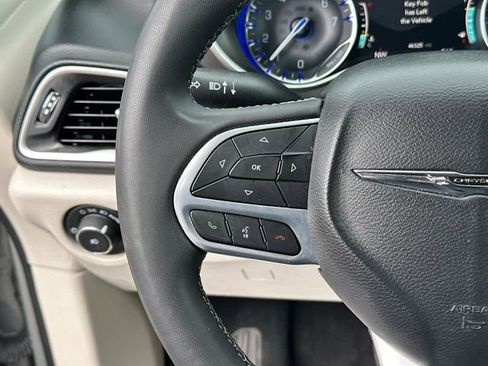 Used 2023 Chrysler Pacifica Touring-L FWD image 14