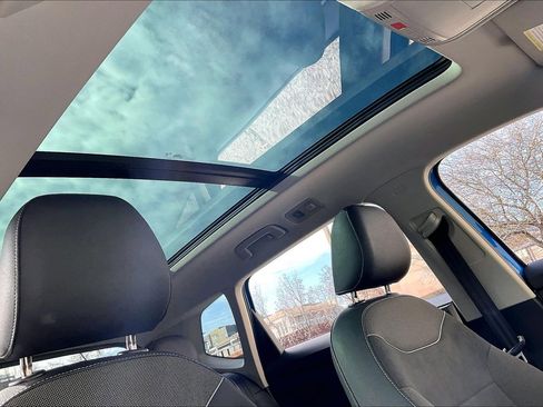 Certified 2025 Volkswagen Taos SE image 29